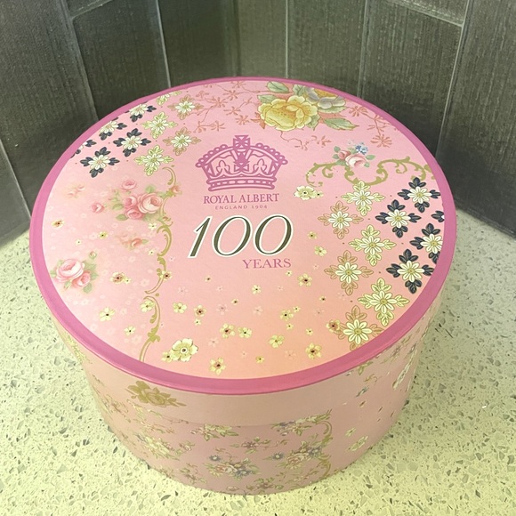 Royal Albert 100 Years Teaware Teacup, Saucer, Plate (1970 – Poppy) - Picture 2 of 2